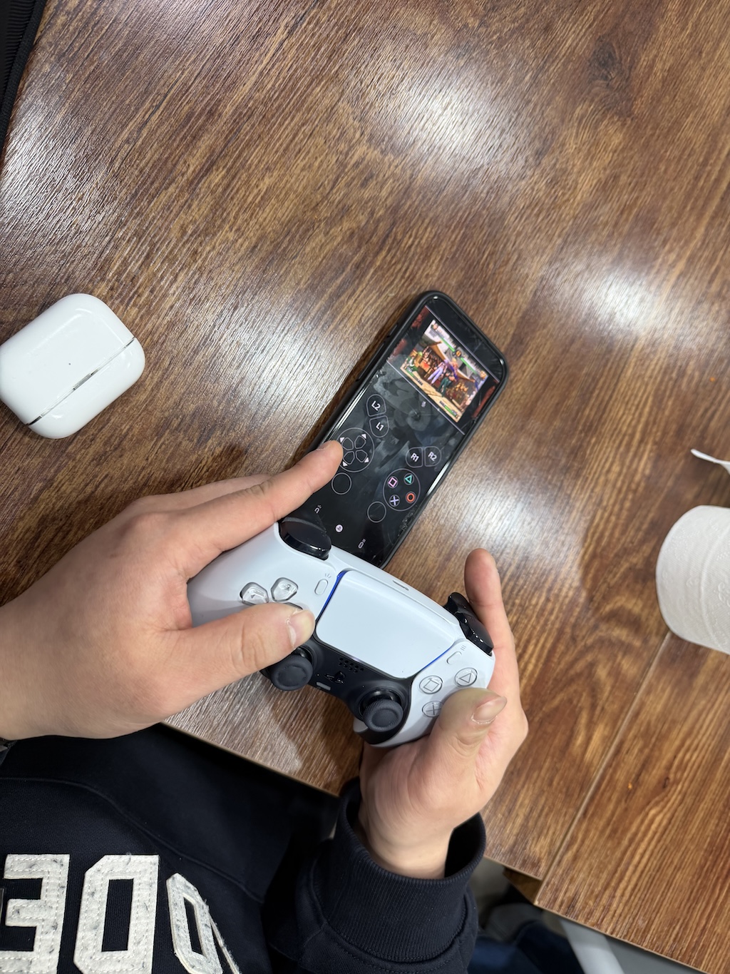 플레이 스테이션 리모트를 통해 스마트폰과 게임 패드로 격투 게임을 하는 길드원